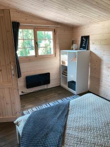 een kleine kamer met een koelkast in een cabine bij Ciemiņos 