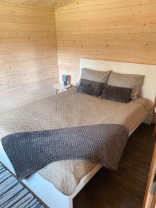 Кровать или кровати в номере Ciemiņos