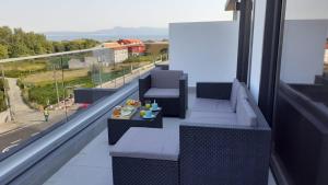 - un balcon avec deux chaises et une table avec vue dans l'établissement Apartamentos Marina Cordelia 1D, à O Grove