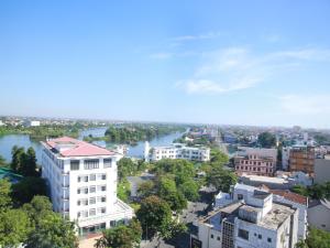 vistas a una ciudad con río y edificios en Jasmine Hotel, en Hue