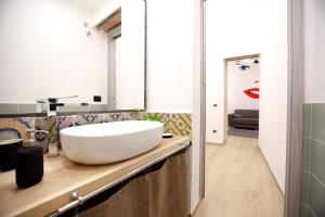 een badkamer met een grote witte wastafel op een aanrecht bij La Casetta delle Scienze Suite in Palermo