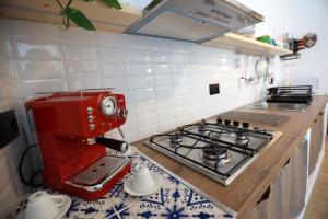 巴勒摩的住宿－La Casetta delle Scienze Suite，坐在厨房台面上的红色搅拌机