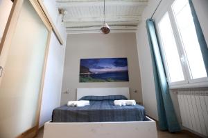 巴勒摩的住宿－La Casetta delle Scienze Suite，一间卧室配有一张床,上面有两条毛巾