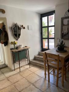 a dining room with a table and a window at THE SECRET GARDEN in Forza dʼAgro