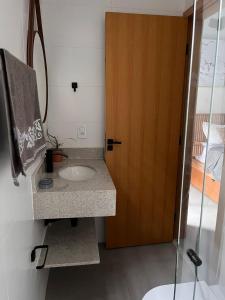 Un baño de Palulu Flat - Conforto e Conveniência Garantidos - Ar Condicionado - Área de Lazer com Piscina e Sauna - Garagem Subterrânea - Serviço de Praia