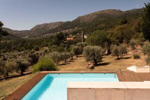 una piscina con vista sulle montagne di Villa Medroa a Faia