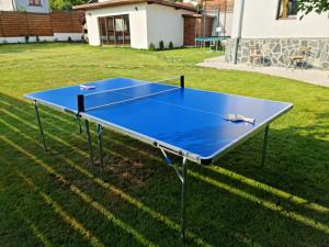 a blue ping pong table in a yard at Algarte Guest House in Madzhare
