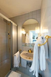 a bathroom with a sink and a shower and a mirror at Die Villa Mettmann in Mettmann