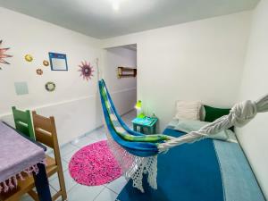 een kamer met een bed en een hangmat. bij Tiny House in Pipa
