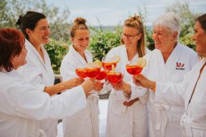 grupa kobiet trzymających kieliszki wina w obiekcie Wabi Hotel - Beauty & Dental Center w mieście Sopron