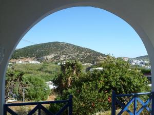 un arco con vistas a una montaña en el fondo en KROISSOS en Galissas