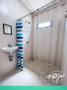 ein Bad mit einem Waschbecken und einer Dusche in der Unterkunft Casa Maya Private rooms seconds away from the beach, 200mbps in San Juan del Sur