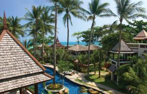 ein Luftblick auf ein Resort mit einem Pool und Palmen in der Unterkunft Muang Samui Spa Resort - SHA Extra Plus in Chaweng