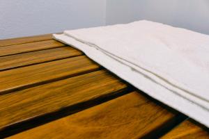 uma toalha branca no topo de um piso de madeira em Casa Rosa Mexicano em Oaxaca de Juárez