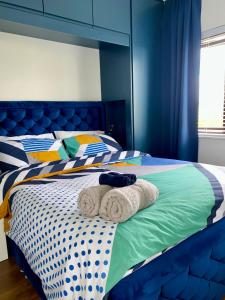 een slaapkamer met een bed met handdoeken erop bij Sperrin View in Omagh