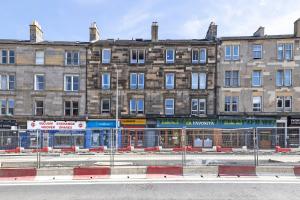 un grand bâtiment en face d'une rue dans l'établissement JOIVY Cosy 3bed Family flat near Leith, à Édimbourg