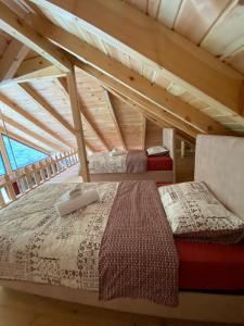 A bed or beds in a room at AYDER LEVUT Bungalov