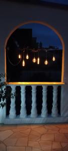 Un grupo de luces en un banco en la oscuridad. en Bürgerhaus Zeltingen Apartment I, en Zeltingen-Rachtig