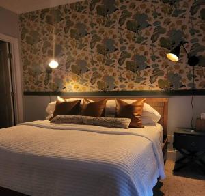 een slaapkamer met een bed met een bloemenmuur bij Lagniappe - a little something extra on the Gulf in Big Blackjack Landing