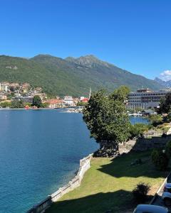 Elle offre une vue sur un lac avec une ville et des montagnes. dans l'établissement CASA DEL LAGO, à Omegna