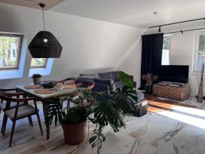 uma sala de estar com uma mesa e um sofá em Cozy beach house Jurmala III em Jūrmala