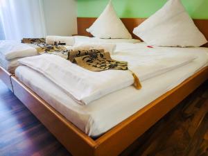 プフォルツハイムにあるCity Hotel Pforzheimのベッド2台が隣り合わせに座っています。