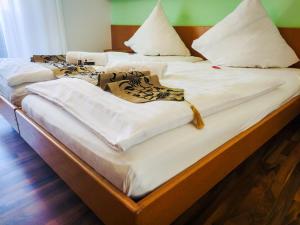 a couple of beds sitting next to each other at City Hotel Pforzheim in Pforzheim
