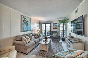 Prostor za sedenje u objektu Myrtle Beach Condo with On-Site Pool and Beach Access