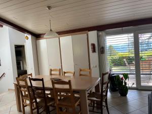 uma sala de jantar com mesa e cadeiras em Maison chez Louis em Asuel