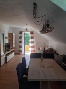 sala de estar con mesa y sofá en Ferienwohnung Anika, en Kleinlobming