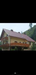 ein großes Haus mit einem Dach darüber in der Unterkunft Ferienwohnung Anika in Kleinlobming