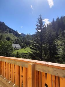 eine Holzterrasse mit Bergblick in der Unterkunft Ferienwohnung Anika in Kleinlobming