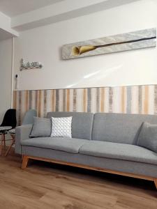 Ángeles home في إل فيندريل: غرفة معيشة مع أريكة ومضرب بيسبول على الحائط