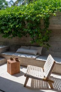 een witte stoel, een houten doos en een tafel bij Casa TO in Puerto Escondido