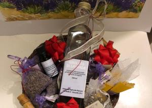 - un bouquet de fleurs et une bouteille de vin dans l'établissement Agriturismo Cascina Cornelli, à Sassello