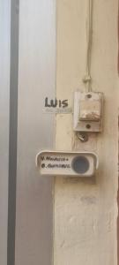 バレンシアにあるVALENCIAの郵便箱付きの扉