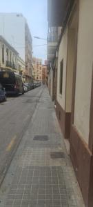 バレンシアにあるVALENCIAの建物のある街の空き道