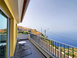 卡列塔的住宿－Estrela do Mar - by LovelyStay - Lovely, Sun Filled Villa，一个带桌椅的海景阳台
