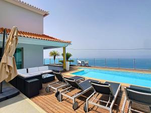 una casa con piscina su un balcone di Estrela do Mar - by LovelyStay - Lovely, Sun Filled Villa a Calheta