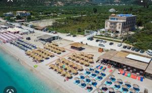 - une vue aérienne sur une plage dotée de chaises et de parasols dans l'établissement Maison Bellevue - 2 bdrm villa in Borsh beach, à Borsh