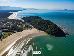 an aerial view of a beach and the ocean at Residencial Villa Cris in Bertioga