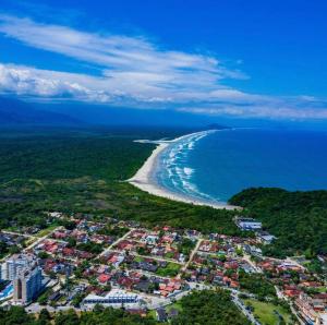 una vista aérea de la playa y del océano en Residencial Villa Cris, en Bertioga