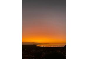 vistas a la puesta de sol desde la parte superior de un edificio en Residencial Villa Cris, en Bertioga