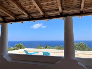 una casa con vistas a la piscina en Casa Nina - Villetta indipendente con ampio terrazzo panoramico, en Malfa