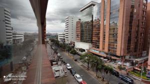 uma vista para uma rua da cidade com edifícios altos em Rep del Salvador, Quito 1-bedroom condo with parking and Netflix em Quito