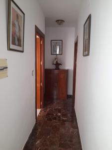 un pasillo con una habitación con paredes blancas y una puerta en Piso en Montillana 