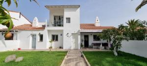 duży biały dom z ogródkiem w obiekcie White House - Clasto w San Miguel de Abona
