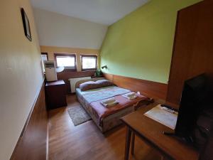 a small room with a bed and a table at Craft Beer Bar Rooms in Varaždin