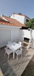 białe patio ze stołem i 2 krzesłami w obiekcie White House - Clasto w San Miguel de Abona