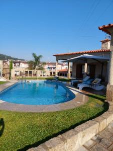 Luxury Vila with Spa and Pool في فيلا دو كوندي: مسبح في ساحة منزل